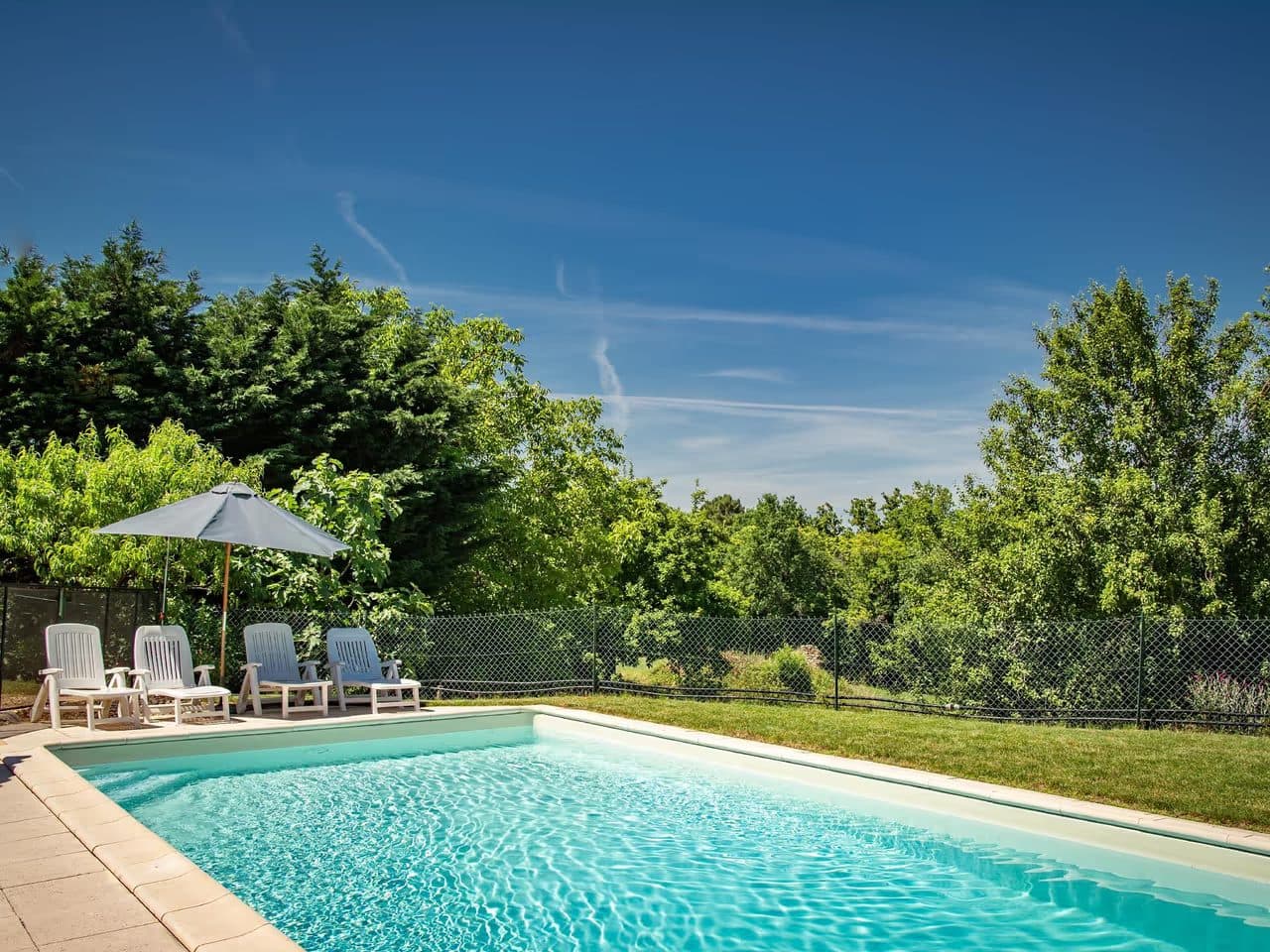Maison française typique avec piscine et vues 3