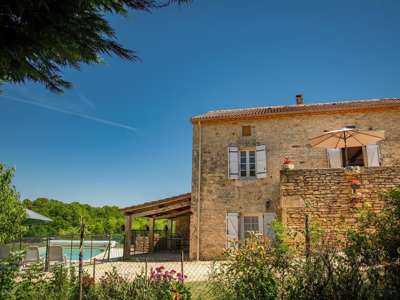 Maison française typique avec piscine et vues 4