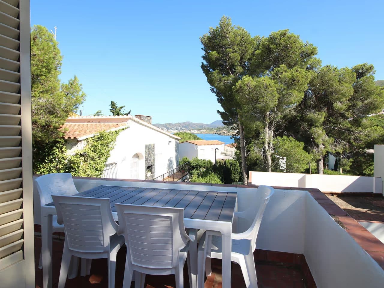 Maison individuelle spacieuse à 100m de la plage avec jardin privé et terrasses, proche du port