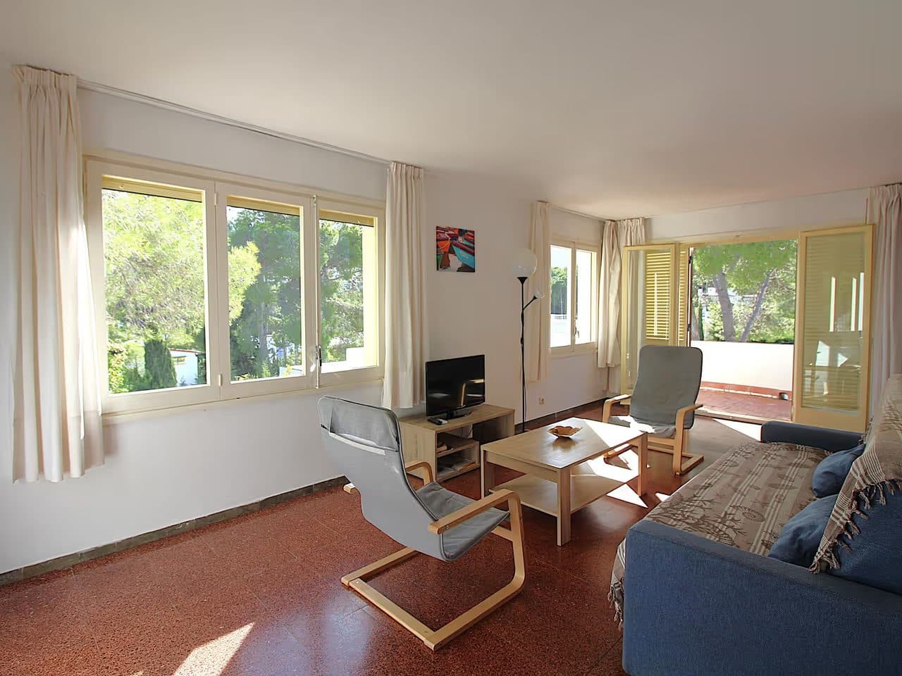 Maison individuelle spacieuse à 100m de la plage avec jardin privé et terrasses, proche du port 2