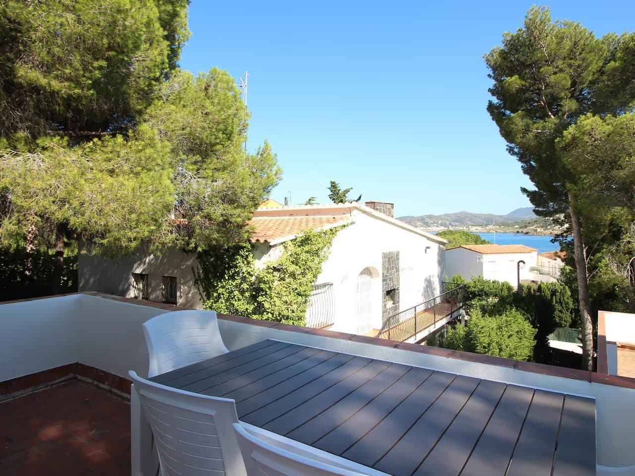 Maison individuelle spacieuse à 100m de la plage avec jardin privé et terrasses, proche du port 5