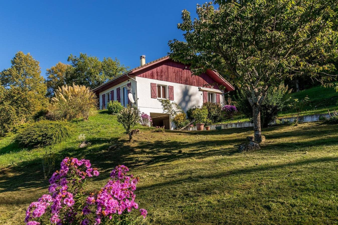 Villa de vacances "Maison dans un parc de verdure" avec vue sur les montagnes, Wi-Fi et terrasse