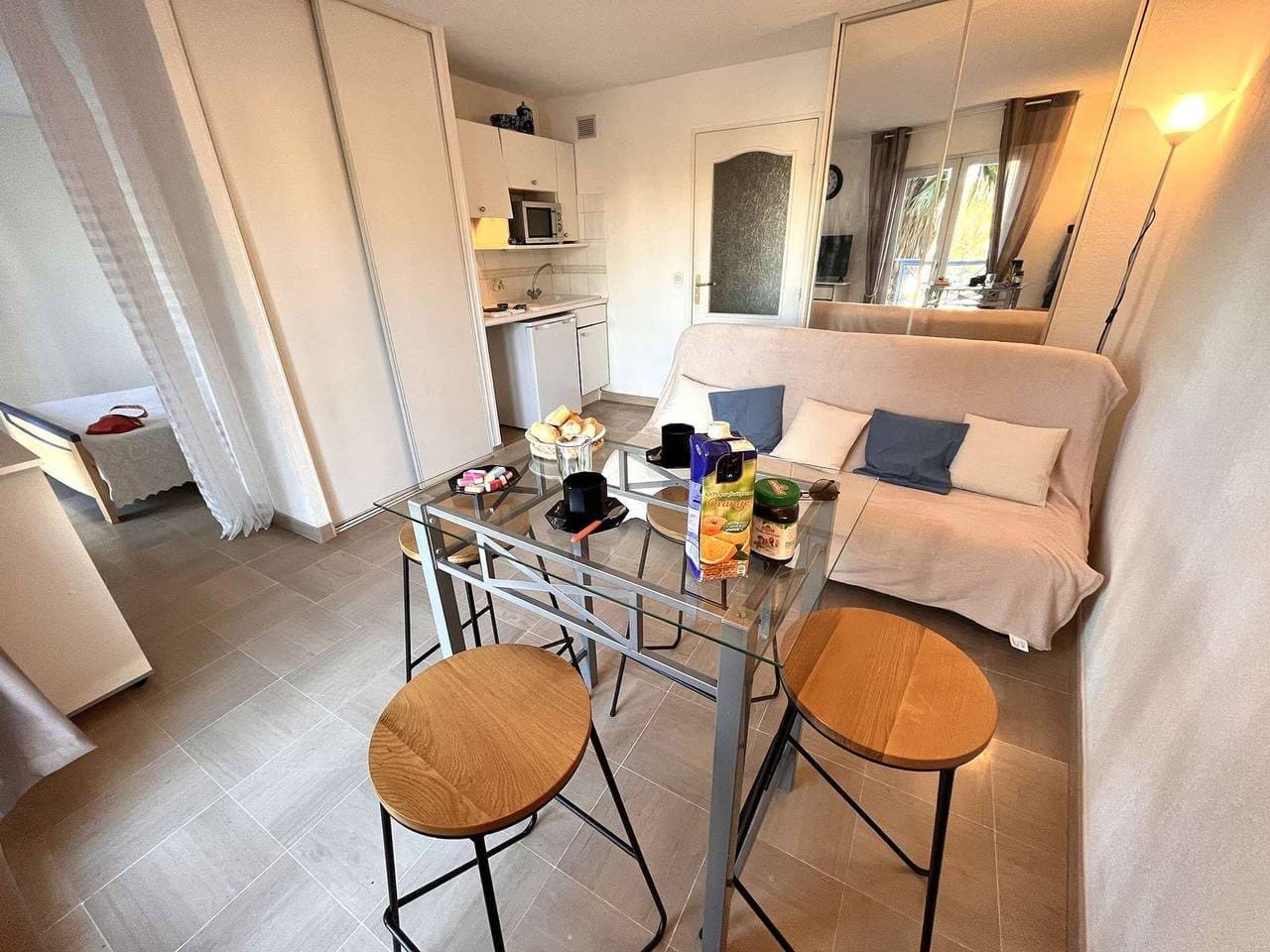 Studio cabine 2 pers à Port Fréjus, proche plage, internet inclus 2