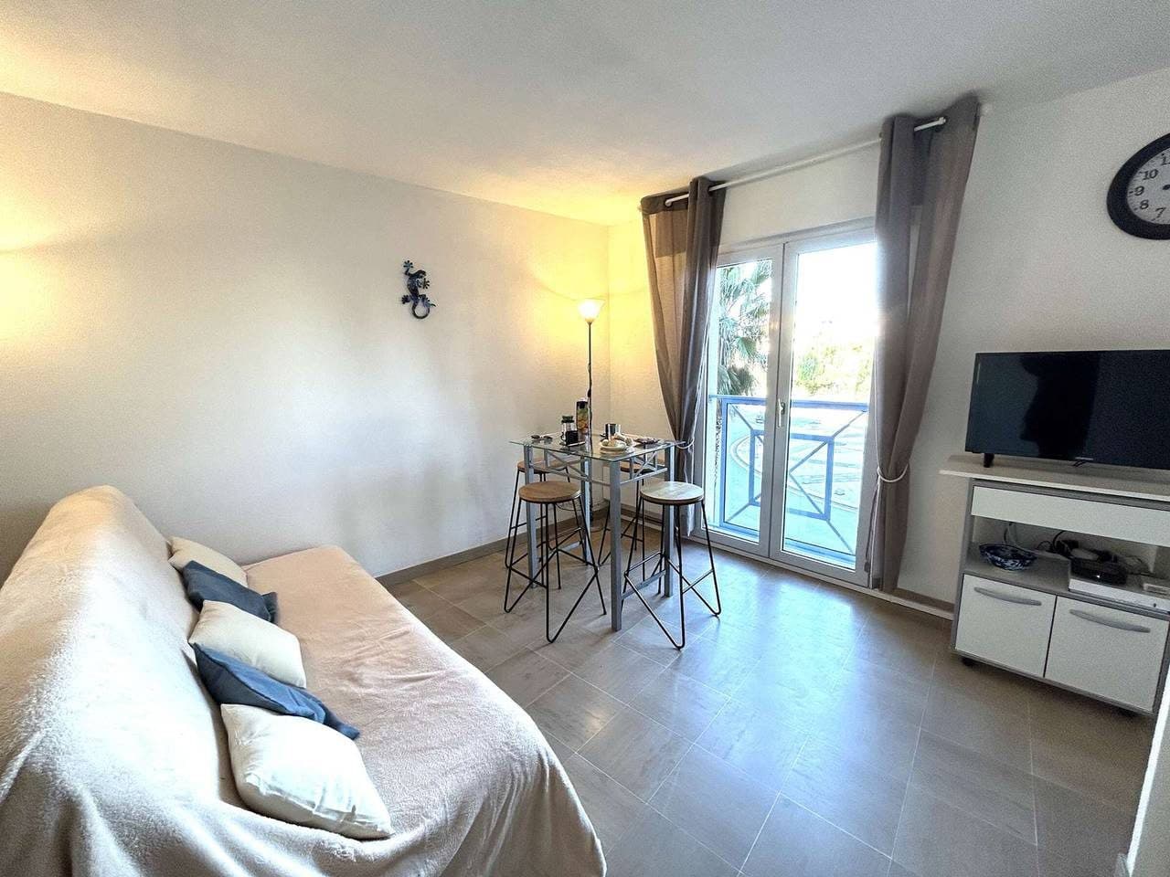 Studio cabine 2 pers à Port Fréjus, proche plage, internet inclus 3