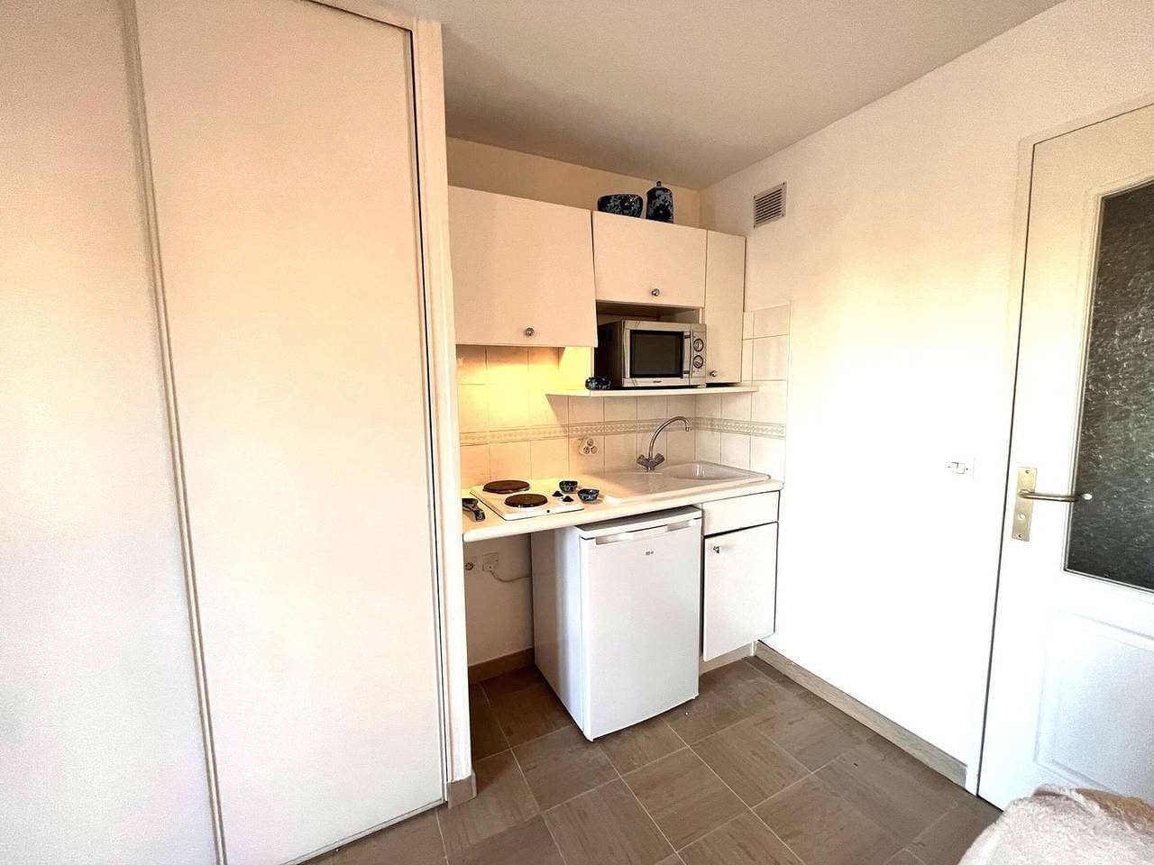 Studio cabine 2 pers à Port Fréjus, proche plage, internet inclus