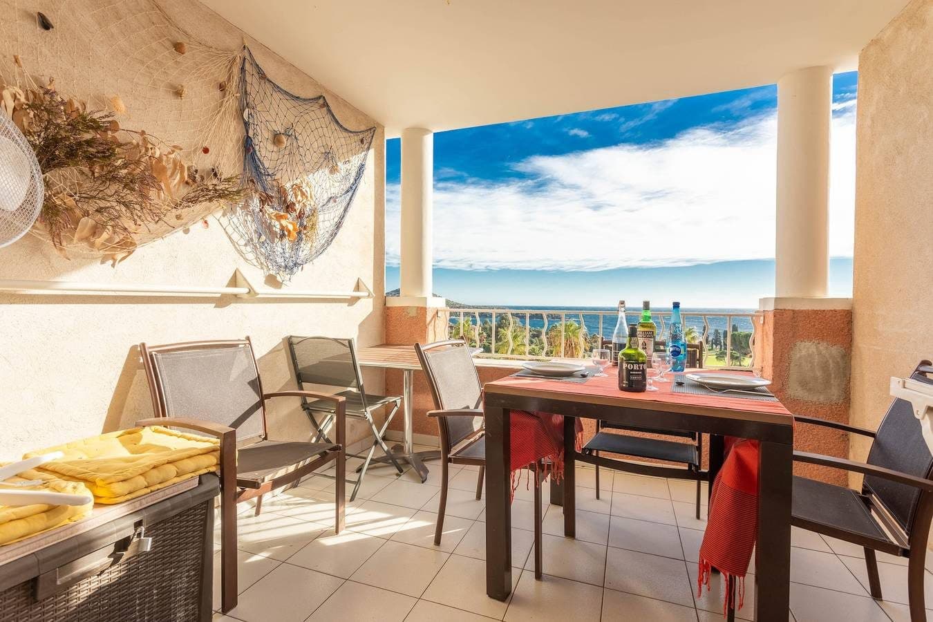 Appartement 'Cap Esterel St Raphaël' avec Vue Mer, Piscine Commune et Terrasse Privée