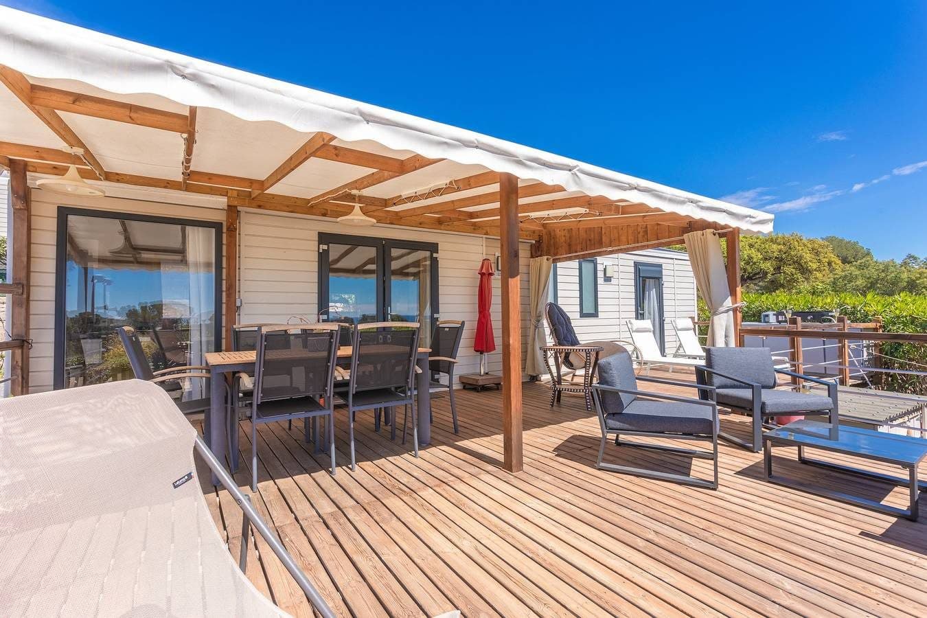 Bungalow 'Ile D'or Parcelle Victor Hugo 1' avec vue sur la mer, piscine partagée et terrasse privée 2