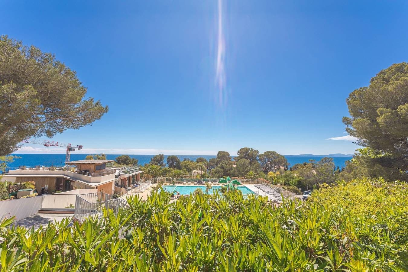 Bungalow 'Ile D'or Parcelle Victor Hugo 1' avec vue sur la mer, piscine partagée et terrasse privée 5