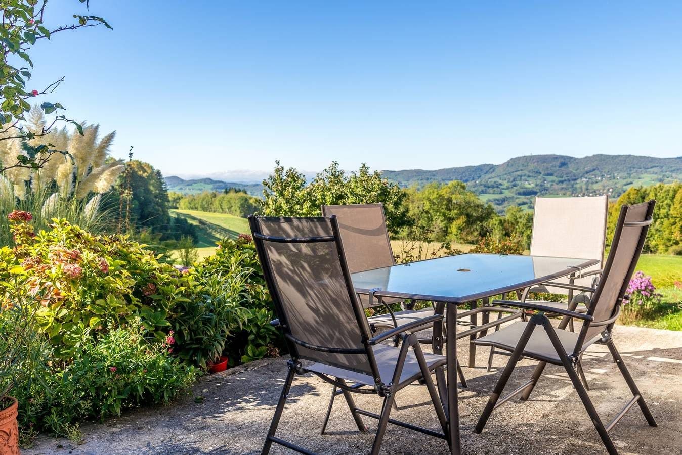 Villa de vacances "Maison dans un parc de verdure" avec vue sur les montagnes, Wi-Fi et terrasse 2