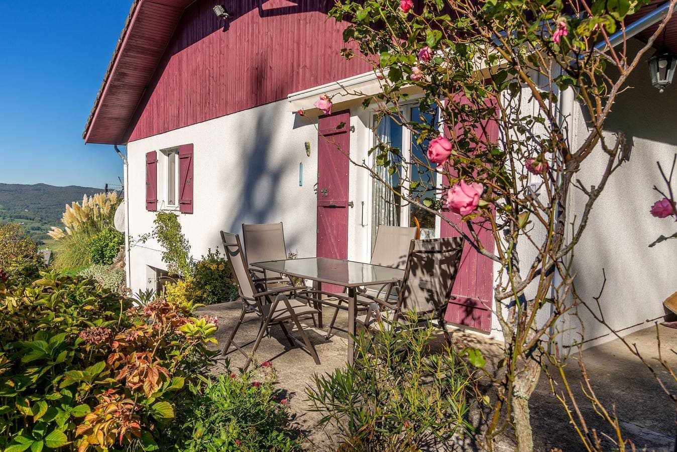 Villa de vacances "Maison dans un parc de verdure" avec vue sur les montagnes, Wi-Fi et terrasse 3